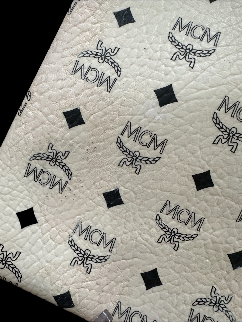 MCM Cream Zip Pouch with Red Kiss Print 💋 - Picture 6 of 7